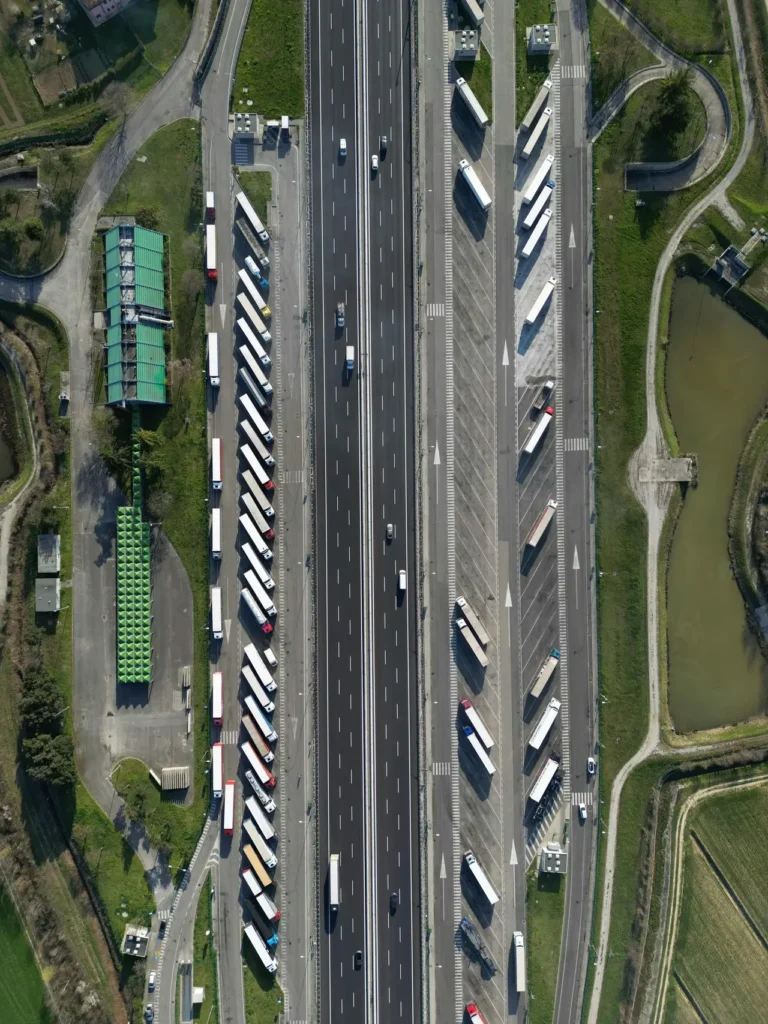 Ciężarówki na parkingu